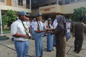 Pemberian hadiah Kepada Murid Berprestasi